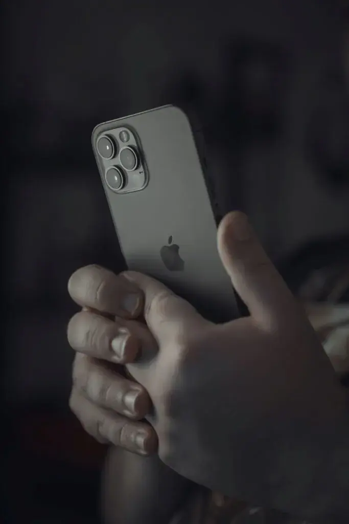 iPhone trzymany w rękach